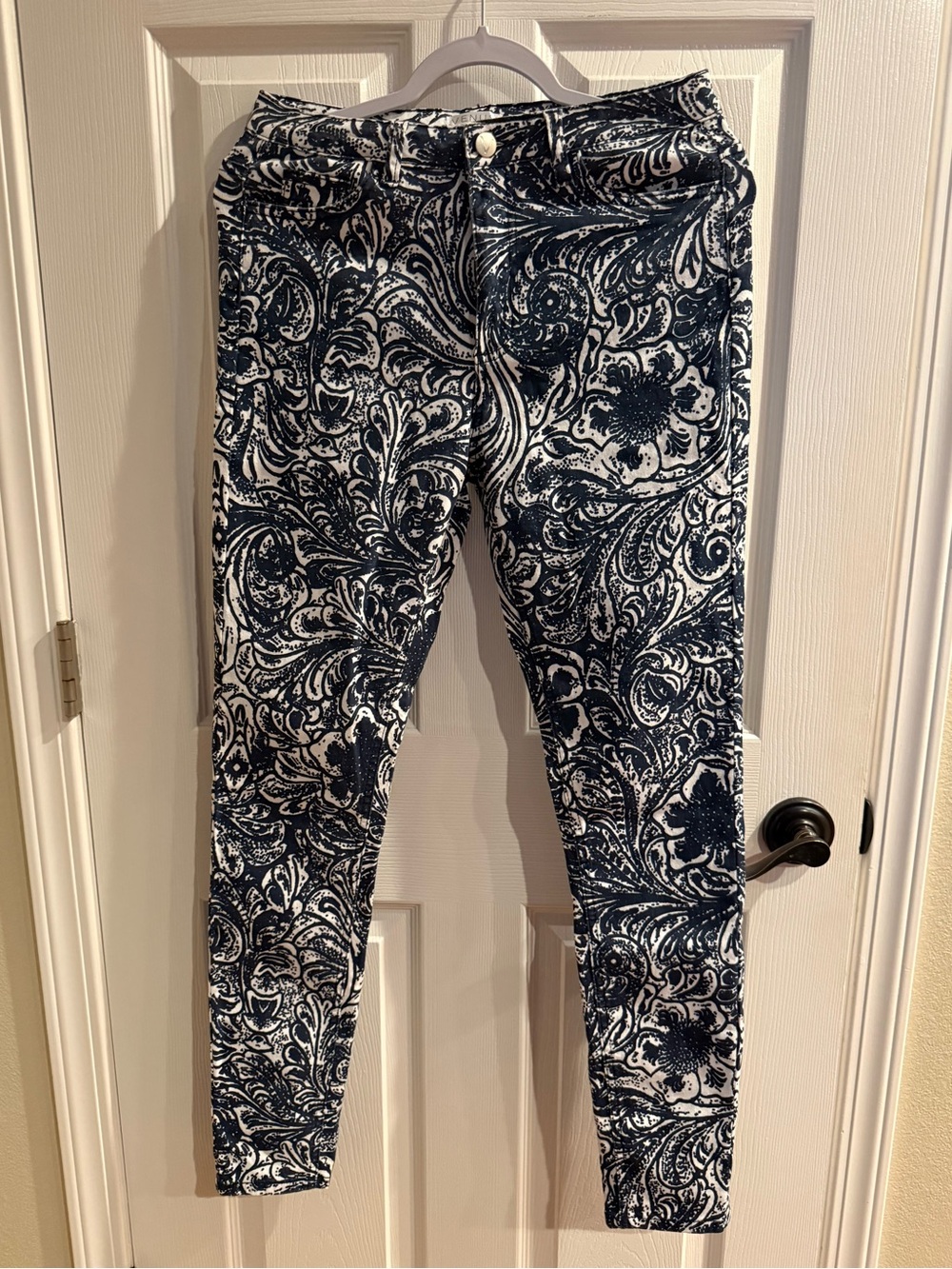 Venus Navy and White Paisley Print Skinny Jeans NWOT